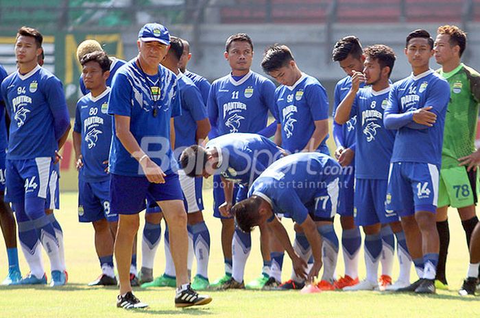   Pelatih Persib Bandung, Roberto Carlos Mario Gomez, memimpin latihan di Gelora Bung Tomo Surabaya, Rabu (25/7/2018).        