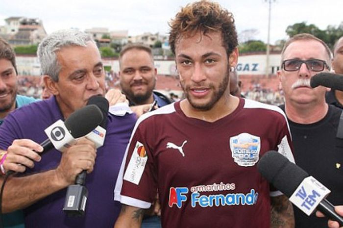 Neymar saat menggunakan jersey tim Caio Castro di laga amal di Brasil setelah di 17 menit awal babak kedua membela tim Nene di laga amal untuk memerangi kelapan Brasil pada 23 Desember 2017 di Stadion Jayme Cintra, Jundiai, Brasil.