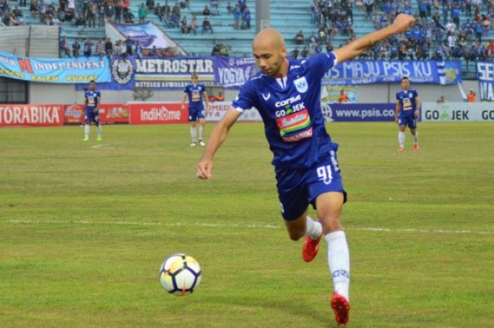  Striker asal Brasil  yang bermain untuk PSIS Semarang, Bruno Silva, saat berhadapan dengan Madura United di Stadion Moch Soebroto, Magelang. 