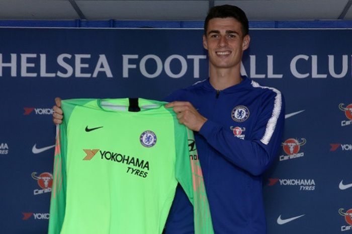 Kiper Chelsea, Kepa Arrizabalaga, memegang kostum dalam sesi perkenalan dirinya di Stadion Stamford Bridge, London, Inggris pada 9 Agustus 2018.