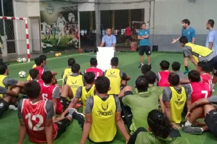 Pelatih PSIS, Vincenzo Alberto Annese, memberikan arahan di latihan pertama bersama para pemain.