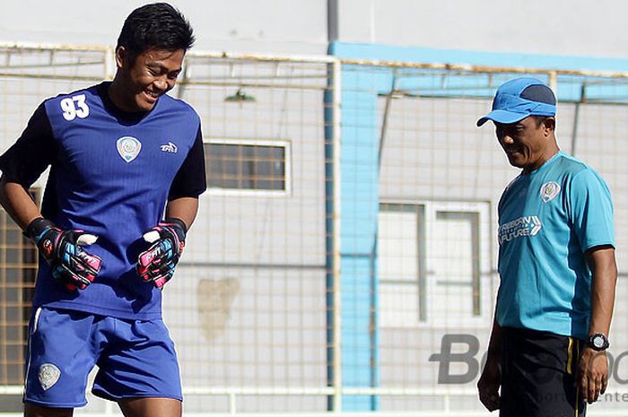 Kiper Arema FC, Utam Rusdiyana, saat berlatih di Lapangan Asifa Malang, Jawa Timur (12/01/2016).