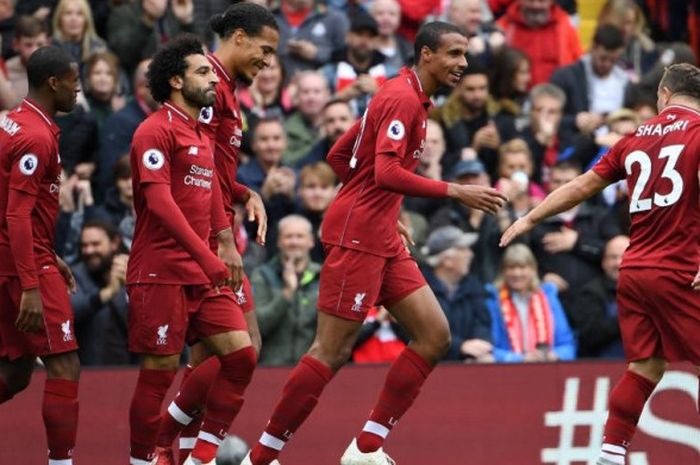 Para pemain Liverpool FC merayakan gol Joel Matip (dua dari kanan) ke gawang Southampton dalam laga Liga Inggris di Stadion Anfield, Liverpool, 22 September 2018.