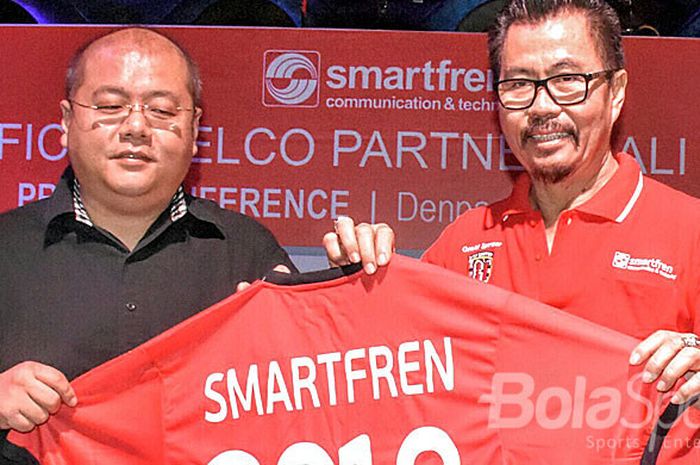 CEO Bali United, Yabes Tanuri (kiri), Deputy CEO PT. Smartfren Telecom, Djoko Tata Ibrahim (tengah) berpose saat memperkenalan Smartfren sebagai sponsor baru Bali United di Hard Rock Cafe di Legian, Bali pada Kamis (22/2/2018) pagi.