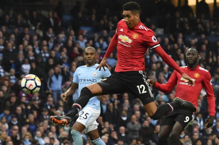 Bek Manchester United, Chris Smalling, mencetak gol ke gawang Manchester City di ajang Liga Inggris di Stadion Etihad, Manchester, Sabtu (7/4/2018).