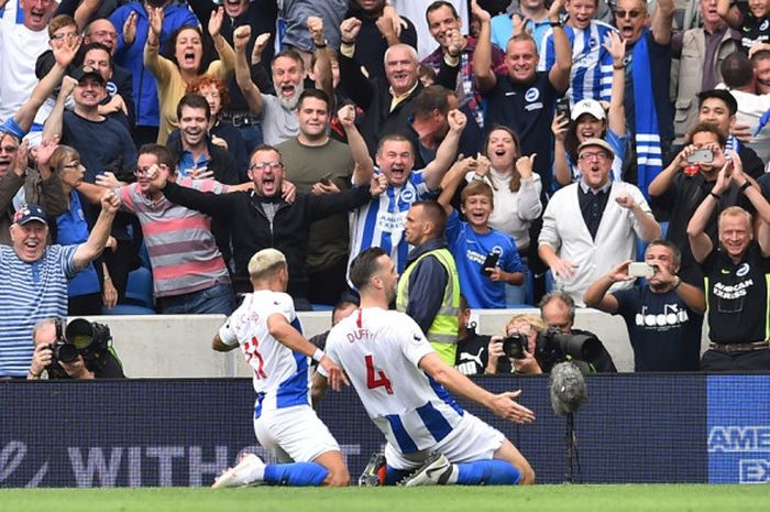 Pemain Brighton & Hove Albion, Shane Duffy, melakukan selebrasi setelah mencetak gol ke gawang Manchester United di Stadion American Express Community, Minggu (19/8/2018) malam WIB.