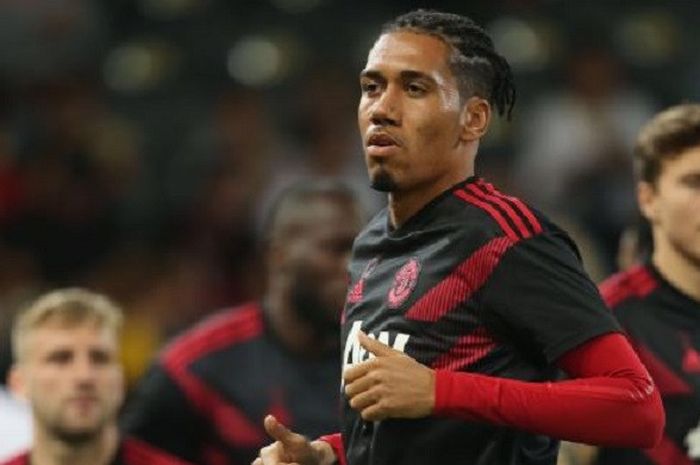   Bek Manchester United, Chris Smalling, tampil dalam laga Liga Champions melawan Young Boys pada 19