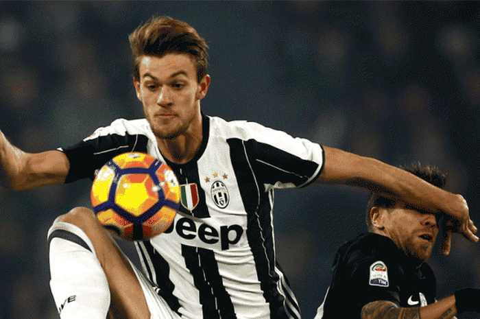 Daniele Rugani tengah mengontrol bola dalam laga Serie A antara Juventus dan Atalanta, di Juventus Stadium, Turin, Italia, 03 Desember 2016. 