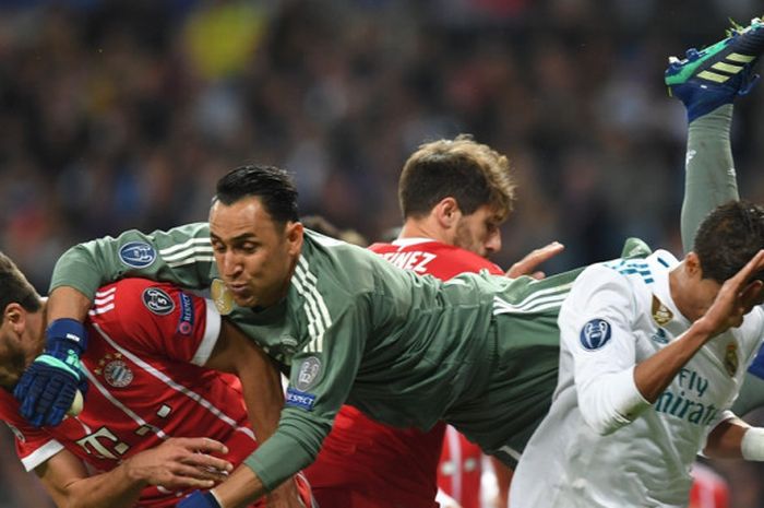  Kiper Real Madrid, Keylor Navas, berebut bola dengan bek Bayern Muenchen, Mats Hummels, dalam laga leg kedua semifinal Liga Champions di Stadion Santiago Bernabeu, Madrid, Spanyol pada 1 Mei 2018. 