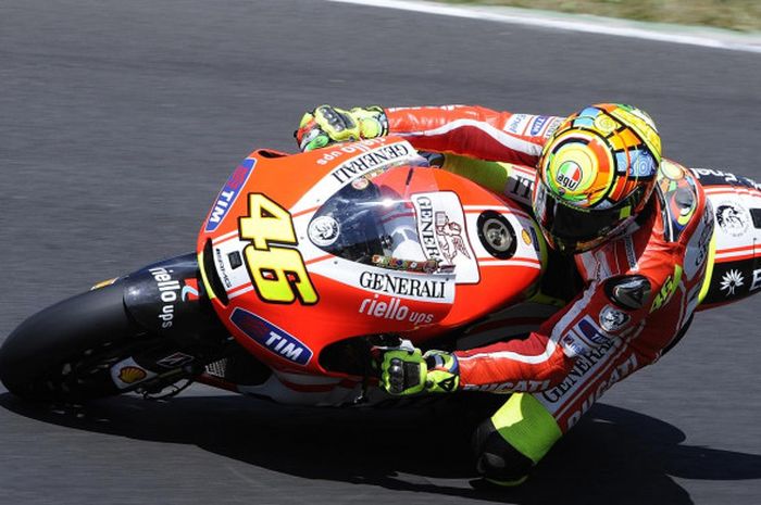  Valentino Rossi menggeber motor Desmosedici GP11 pada tahun 2011. 