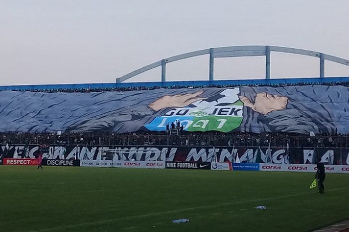 Koreografi salah satu ordo suporter PSS Sleman, Brigata Curva Sud (BCS) saat menjamu PSBS Biak di Stadion Maguwoharjo, Senin (10/9/2018).