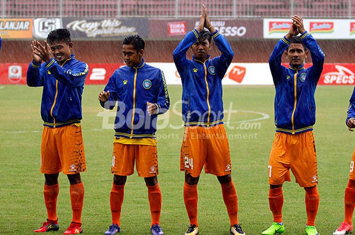 Pemain Martapura FC bersiap memulai laga melawan PSS Sleman dalam laga Liga 2 pekan kelima di Stadion Maguwoharjo Rabu (16/5/2018).