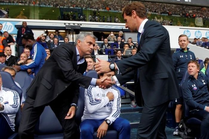 Manajer Tottenham Hotspur, Andre Villas-Boas, bersalaman dengan manajer Chelsea, Jose Mourinho, dalam pertandingan Premier League di White Hart Lane, London, Inggris, 28 September 2013.