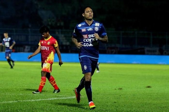 Penyerang berstatus marquee player Arema FC, Juan Pablo Pino dalam laga timnya kontra Bhayangkara FC pada laga pekan kedua Liga 1 musim 2017 di Stadion Kanjuruhan, Kab Malang, 23 April 2017. 