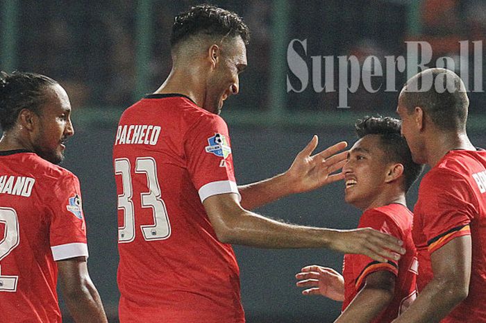 Empat pemain Persija; Rohit Chand, Willian Pacheco, Fitra Ridwan, dan Bruno Lopes (kiri ke kanan) merayakan gol ke gawang PS TNI  pada laga pekan ke-27 Liga 1 musim 2017 di Stadion Patriot, Kota Bekasi, Sabtu (30/9/2017) malam. 