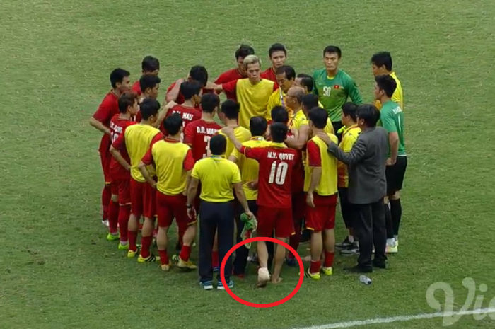 Kapten timnas U-23 Vietnam, Nguyen Van Quyet harus mendapatkan balutan pada kaki kiri lantaran benturan dengan pemain timnas U-23 Uni Emirat Arab pada perebutan medali perunggu Asian Gams 2018 di Stadion Pakansari, Kabupaten Bogor, Sabtu (1/9/2018).