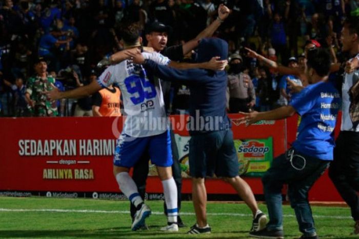 Bobotoh turun ke lapangan pada laga Persib Bandung versus PS Tira, di Stadion Sultan Agung, Bantul, Senin (30/7/2018).