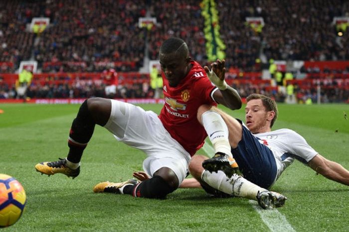 Bek Manchester United, Eric Bailly (kiri), berduel dengan pemain Tottenham Hotspur, Jan Vertonghen, dalam laga Liga Inggris di Stadion Old Trafford, Manchester, pada 28 Oktober 2017.