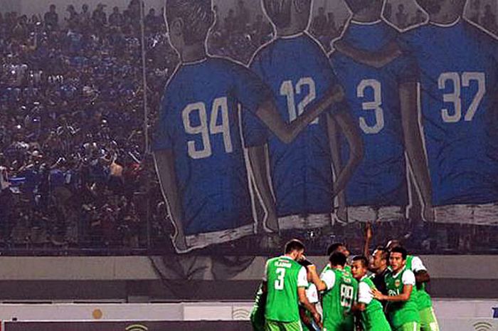  Pemain Bhayangkara FC bersiap memulai laga melawan Persib Bandung dalam laga pekan ke-12 Liga 1 2018 di Stadion Gelora Bandung Lautan Api, Bandung, Jumat (31/5/2018). 