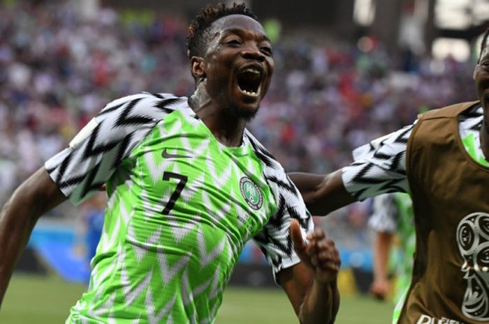 Selebrasi penyerang timnas Nigeria, Ahmed Musa (kiri), saat merayakan salah satu dari dua gol yang ia cetak ke gawang Islandia dalam laga Grup D Piala Dunia 2018 di Stadion Volgograd Arena, Volgograd, Rusia, pada Jumat (22/8/2018).