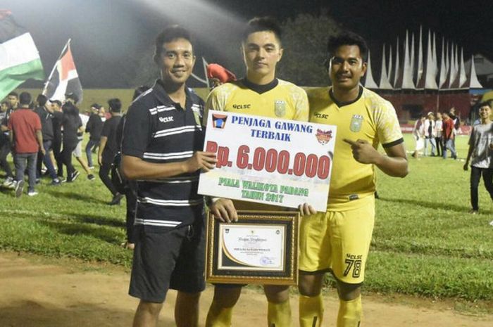 Kiper Borneo FC yang dipinjamkan ke PSPS Riau, Gianluca Pandeynuwu meraih penghargaan kiper terbaik pada gelaran Piala Walikota Padang 2017, Minggu (10/12/2017).