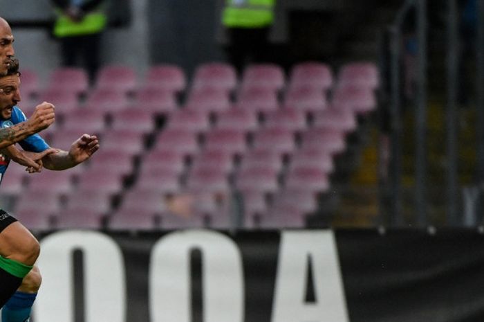 Bek Sassuolo, Paolo Cannavaro (kiri), berduel dengan pemain Napoli, Dries Mertens, dalam laga Liga Italia di Stadion San Paolo, Naples, pada 29 Oktober 2017.