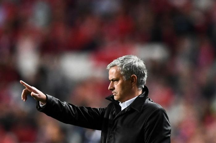 Reaksi manajer Manchester United, Jose Mourinho, dalam laga Grup A Liga Champions kontra Benfica di Stadion da Luz, Lisbon, Portugal, pada 18 Oktober 2017.