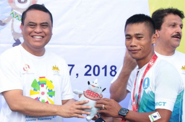 Chef de Mission (CdM) Indonesia untuk Asian Games 2018, Komjen (Pol) Syafruddin (kiri), menghadiri 2018 Asian Games OCA Fun Run yang diselenggarakan di tepi Sungai Mekong, Phnom Penh, Kamboja, Senin (7/5/2018) pagi.