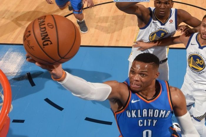 Aksi pemain Oklahoma City Thunder, Russell Westbrook (biru), saat bertanding melawan Golden State Warriors pada Rabu (22/11/2017) waktu Amerika Serikat.