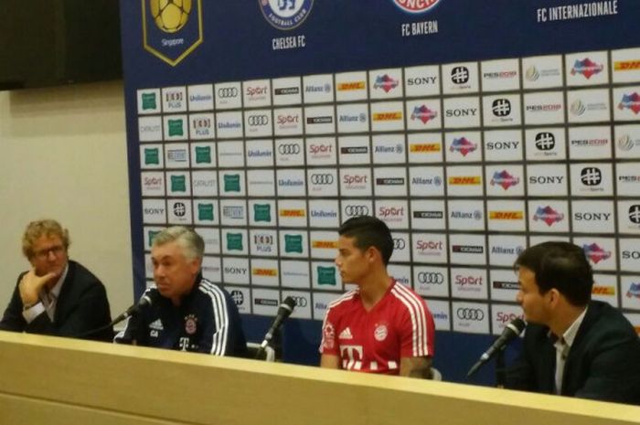 Pelatih Bayern Muenchen, Carlo Ancelotti (kedua dari kiri), dan James Rodriguez (kedua dari kanan) menjalani jumpa pers untuk International Champions Cup di Stadion Nasional Singapura, Senin (24/7/2017).