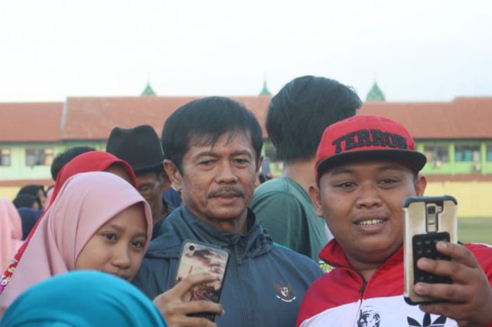 Pelatih timnas U-19 Indonesia, Indra Sjafri, meladeni permintaan penggemar untuk berswafoto usai latihan rutin di Stadion Jenggolo, Minggu (8/7/2018).