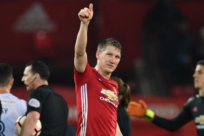 Gelandang Manchester United, Bastian Schweinsteiger, memberi apresiasi kepada suporter usai laga Putaran IV Piala FA melawan Wigan Athletic di Stadion Old Trafford, Manchester, Inggris, pda 29 Januari 2017.