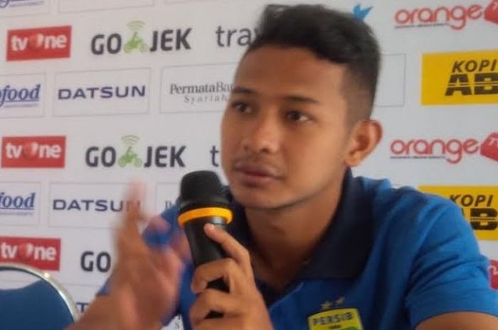 Gelandang Persib, Gian Zola memberikan keterangan ke media saat jumpa pers pra-laga Persib kontra Borneo FC di Graha Persib, Jalan Sulanjana, Kota Bandung, Jumat (19/5/2017). 