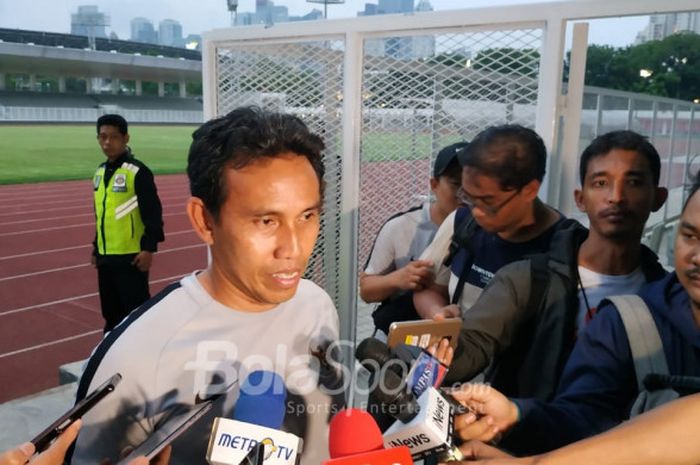 Pelatih timnas Indonesia, Bima Sakti menjawab pertanyaan wartawan seusai memimpin latihan di Stadion Madya, Senayan, Jakarta, Sabtu (11/11/2018). 