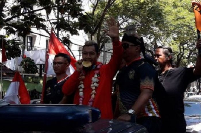 Peraih medali emas dari cabang pencak silat Asian Games 2018, Hanifan Yudani Kusumah, diarak warga di Kota Bandung, Senin (3/9/3018).