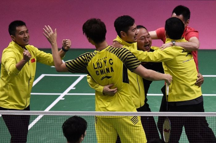 Tim putra China melakukan selebrasi setelah Li Junhui/Liu Yuchen yang tampi di partai keempat menang atas Keigo Sonoda/Yuta Watanabe pada final Piala Thomas 2018 menghadapi Jepang di Impact Arena, Bangkok, Thailand, Minggu (27/5/2018).