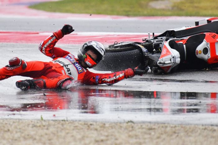 Pebalap Ducati Team dari Spanyol, Jorge Lorenzo, terjatuh dari motornya saat tengah memimpin jalannya balapan GP San Marino di Sirkuit Misano World Marco Simoncelli, Misano Adriatico, Minggu (10/9/2017).