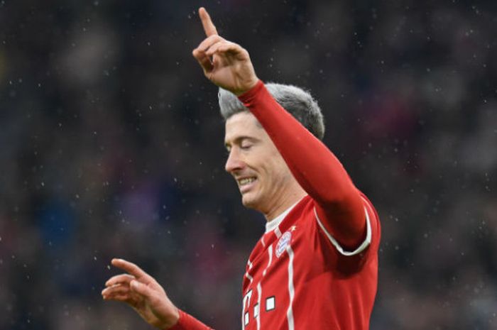 Ekspresi penyerang FC Bayern Muenchen, Robert Lewandowski, setelah mencetak gol ke gawang FC Koeln pada pertandingan Liga Jerman di Allianz Arena, Kamis (14/12/2017). 