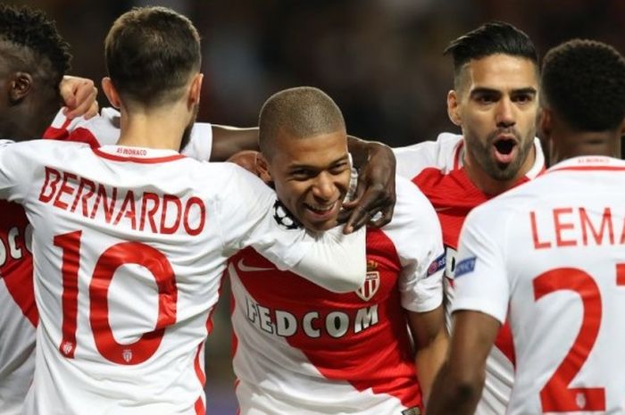 Penyerang AS Monaco, Kylian Mbappe (tengah) dan Radamel Falcao (kanan), merayakan gol Mbappe ke gawang Dortmund pada laga perempat final leg 2 Liga Champions antara Monaco dan Dortmund di Stade Louis II pada 19 April 2017.