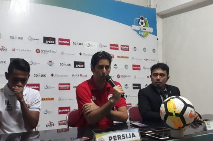  Pelatih Persija Jakarta, Stefano Cugurra, ditemani Ramdani Lestaluhu pada sesi press conference seusai laga melawan PSIS Semarang di Stadion Sultan Agung (SSA), Bantul, Selasa (18/9/2018).