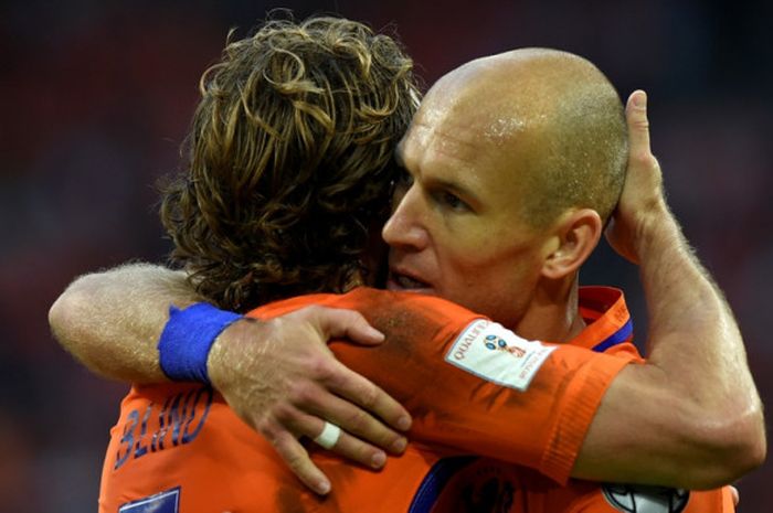 Kapten Belanda, Arjen Robben (kanan), merayakan gol yang dicetak dengan memeluk Daley Blind dalam laga Kualifikasi Piala Dunia 2018 zona Eropa kontra Bulgaria di Amsterdam, Belanda, pada 3 September 2017.