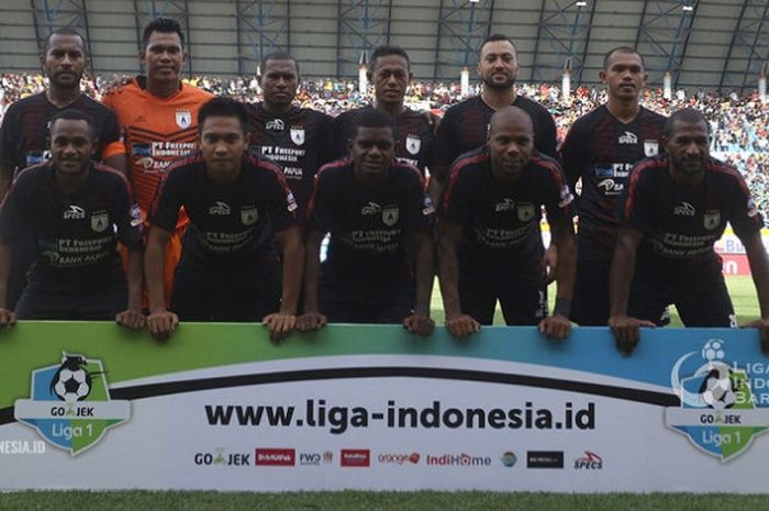  Pemain Persipura berpose bersama sebelum melakoni laga kontra tuan rumah Sriwijaya FC pada laga pekan keempat Liga 1 2018 di Stadion Gelora Sriwijaya, Jakabaring, Palembang, 14 April 2018.  