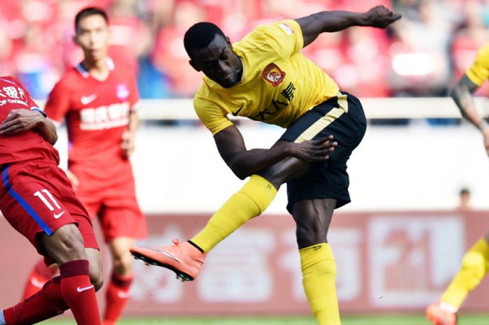 Aksi striker Guangzhou Evergrande, Jackson Martinez (tengah), saat melepaskan tembakan dalam laga Liga China 2016 menghadapi Chongqing Lifan di Stadion Chongqing Olympic Sports Center, Chongqing, China, pada 6 Maret 2016.