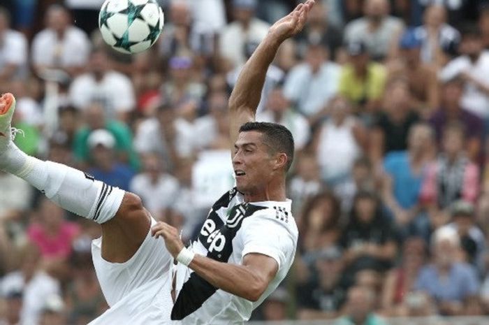 Striker Juventus, Cristiano Ronaldo, melakukan tendangan akrobatik saat timnya berlaga melawan tim yunior Juventus di Villar Perosa, Minggu (12/8/2018).