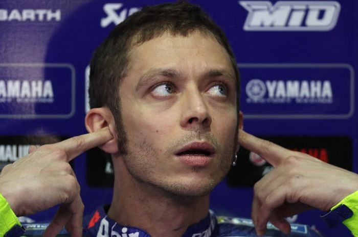  Pebalap Movistar Yamaha, Valentino Rossi, berada di garasi setelah menjalani sesi kualifikasi GP Qatar yang berlangsung di Sirkut Internasional, Losail, Sabtu (17/3/2018). 