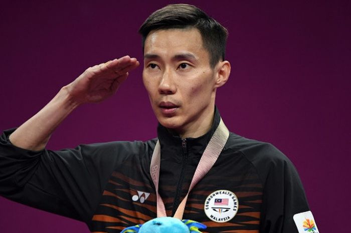 Pebulu tangkis tunggal putra Malaysia, Lee Chong Wei, melakukan penghormatan kepada bendera setelah upacara pengalungan medali emas pada Commonwealth Games 2018 setelah mengalahkan Kidambi Srikanth (India) pada final yang berlangsung di Carrara Sports Arena, Gold Coast, Australia, Minggu (15/4/2018).