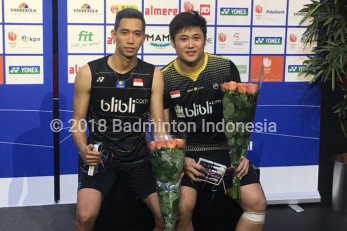 Pasangan ganda putra Indonesia, Ade Yusuf/Wahyu Nayaka Arya Pangkaryanira, seusai memenangi laga final Dutch Open 2018, pada Minggu (14/10/2018).