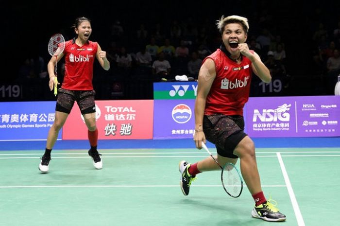 Pasangan ganda putri Indonesia, Greysia Polii/Apriyani Rahayu, melakukan selebrasi setelah memenangi laga atas Chen Qingchen/Jia Yifan (China), 23-21, 23-21, pada laga perempat final yang berlangsung di Nanjing Youth Olympic Center, Jumat (3/8/2018).