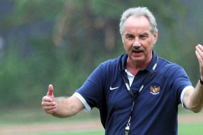 Pelatih tim nasional senior, Alfred Riedl, memberikan instruksi saat mengawal tim asuhannya berlatih