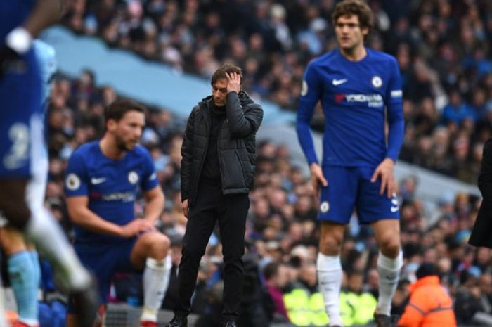 Pelatih Chelsea, Antonio Conte (tengah), dan para pemainnya bereaksi setelah Manchester City mencetak gol ke gawang mereka pada lanjutan laga Liga Inggris di Stadion Etihad, Manchester, Minggu (4/3/2018).  